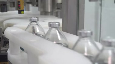 KYIV, UKRAINE - 14 Mart 2020 Eczacılık Fabrikası. Eczacılık üretim hattı. Tıbbi ürünlerin üretimi. 