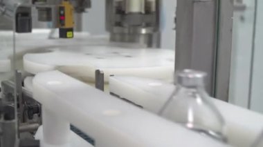 KYIV, UKRAINE - 14 Mart 2020 Eczacılık Fabrikası. Eczacılık üretim hattı. Tıbbi ürünlerin üretimi. 