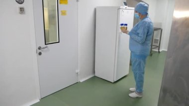 KYIV, UKRAINE - 14 Mart 2020 Eczacılık Fabrikası. Eczacılık üretim hattı. Tıbbi ürünlerin üretimi - editoryal görüntüler