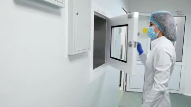 KYIV, UKRAINE - 14 Mart 2020 Eczacılık Fabrikası. Eczacılık üretim hattı. Tıbbi ürünlerin üretimi - editoryal video