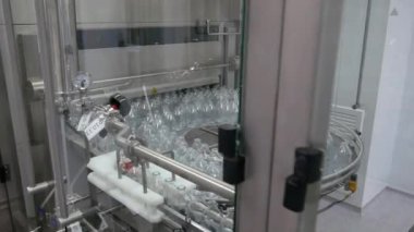 KYIV, UKRAINE - 14 Mart 2020 Eczacılık Fabrikası. Eczacılık üretim hattı. Tıbbi ürünlerin üretimi - editoryal görüntüler