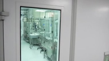 KYIV, UKRAINE - 14 Mart 2020 Eczacılık Fabrikası. Eczacılık üretim hattı. Tıbbi ürünlerin üretimi. 