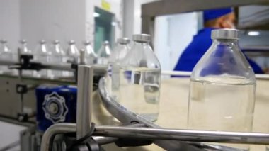 KYIV, UKRAINE - 14 Mart 2020 Eczacılık Fabrikası. Eczacılık üretim hattı. Tıbbi ürünlerin üretimi. 