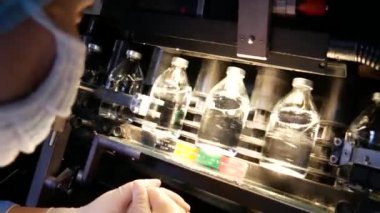 KYIV, UKRAINE - 14 Mart 2020 Eczacılık Fabrikası. Eczacılık üretim hattı. Tıbbi ürünlerin üretimi. 