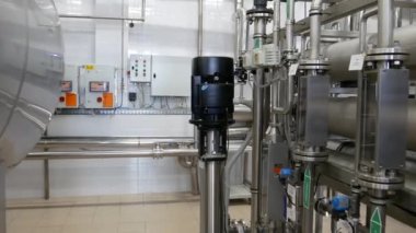 İlaç imalat fabrikası. Eczacılık üretim hattı. Tıbbi ürünlerin üretimi. 