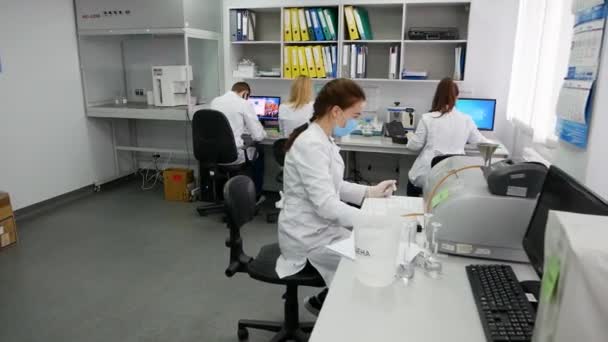 Kyiv Ukrajina Dubna 2021 Farmaceutická Továrna Farmaceutická Výrobní Linka Výroba — Stock video