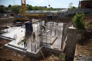 VINNYTSYA, UKRAINE - 25 Mayıs 2021: Monolitik betondan yapılmış bir konut inşaatı. Yeni yerleşim bölgesi. Çok katlı bir konut inşaatı. 