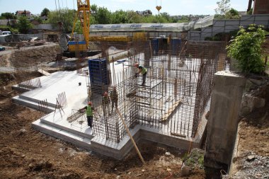 VINNYTSYA, UKRAINE - 25 Mayıs 2021: Monolitik betondan yapılmış bir konut inşaatı. Yeni yerleşim bölgesi. Çok katlı bir konut inşaatı. 