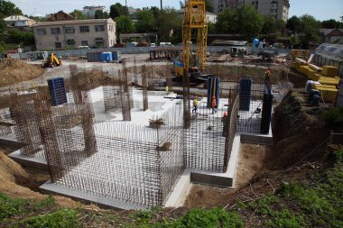 VINNYTSYA, UKRAINE - 25 Mayıs 2021: Monolitik betondan yapılmış bir konut inşaatı. Yeni yerleşim bölgesi. Çok katlı bir konut inşaatı. 