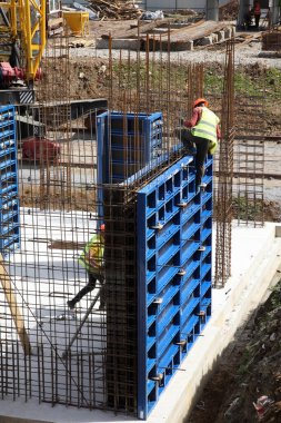 VINNYTSYA, UKRAINE - 25 Mayıs 2021: Monolitik betondan yapılmış bir konut inşaatı. Yeni yerleşim bölgesi. Çok katlı bir konut inşaatı. 