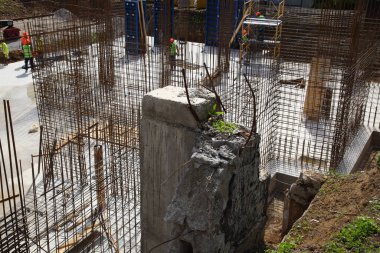 Monolitik betondan yapılmış bir konut inşaatı. Yeni yerleşim bölgesi. Çok katlı bir konut inşaatı. 