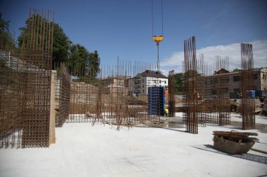 VINNYTSYA, UKRAINE - 25 Mayıs 2021: Monolitik betondan yapılmış bir konut inşaatı. Yeni yerleşim bölgesi. Çok katlı bir konut inşaatı. 