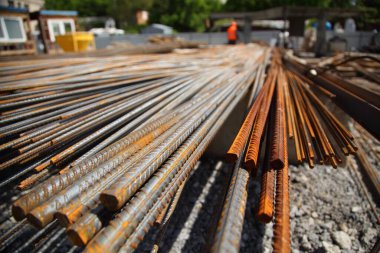 Monolitik betondan yapılmış bir konut inşaatı. Yeni yerleşim bölgesi. Çok katlı bir konut inşaatı. 