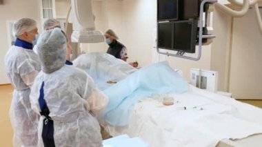 KYIV UKRAINE - 8 Haziran 2021: Kalp hastalığının teşhisinde modern teknoloji. Anjiyografi. Müdahaleci kardiyoloji. Bir anjiyo-editoryal görüntüde etkilenen koroner arterin lekelenmesi
