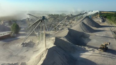 Granit çıkarmak için taş ocağı. Granit ocağı.  