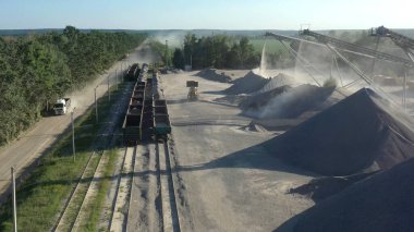Granit çıkarmak için taş ocağı. Granit ocağı.  