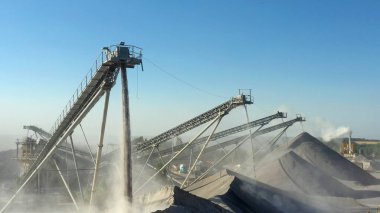 Granit çıkarmak için taş ocağı. Granit ocağı.  