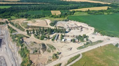 Granit çıkarmak için taş ocağı. Granit ocağı.  