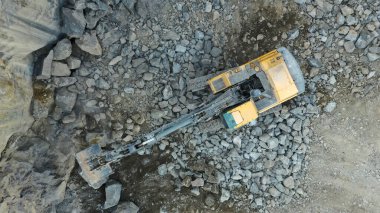 Granit çıkarmak için taş ocağı. Granit ocağı.  