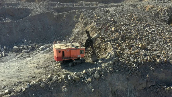 花崗岩の抽出のために採石 花崗岩採石場 — ストック写真