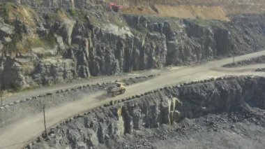 Granit çıkarmak için taş ocağı. Granit ocağı. Granit özütü. Benimkini aç. Madencilik endüstrisi. Taş ocağı - Hava görüntüsü