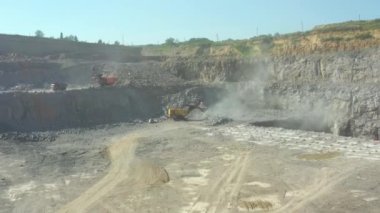 Granit çıkarmak için taş ocağı. Granit ocağı. Granit özütü. Benimkini aç. Madencilik endüstrisi. Taş ocağı - Hava görüntüsü