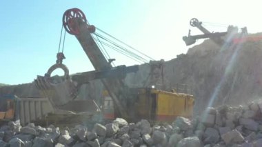 Granit çıkarmak için taş ocağı. Granit ocağı. Granit özütü. Benimkini aç. Madencilik endüstrisi. Taş ocağı - Hava görüntüsü