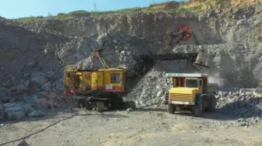 GNIVAN, UKRAINE - 22 Temmuz 2021 Granit ocağı. Granit özütü. Benimkini aç. Madencilik endüstrisi. Taş ocağı - Hava görüntüsü