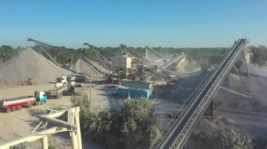 Çakıl çukurundaki taşıma bantları ve makineler. Granit çıkarmak için taş ocağı. Granit ocağı. Granit özütü. Benimkini aç. Madencilik endüstrisi. Taş ocağı - Hava görüntüsü