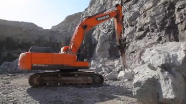 GNIVAN, UKRAINE - 22 Temmuz 2021: benimkini açın. Madencilik endüstrisi. Taş ocağında. Granit çıkarmak için taş ocağı. Granit ocağı. Granit özütü.
