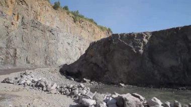 Benimkini aç. Madencilik endüstrisi. Taş ocağında. Granit çıkarmak için taş ocağı. Granit ocağı. Granit özütü.