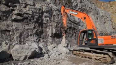 GNIVAN, UKRAINE - 22 Temmuz 2021: benimkini açın. Madencilik endüstrisi. Taş ocağında. Granit çıkarmak için taş ocağı. Granit ocağı. Granit özütü.