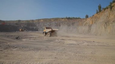 Benimkini aç. Madencilik endüstrisi. Taş ocağında. Granit çıkarmak için taş ocağı. Granit ocağı. Granit özütü.