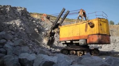 Benimkini aç. Madencilik endüstrisi. Taş ocağında. Granit çıkarmak için taş ocağı. Granit ocağı. Granit özütü.