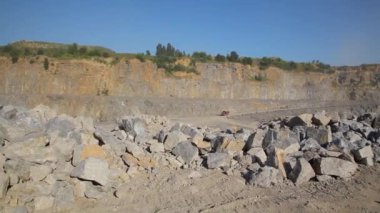 Benimkini aç. Madencilik endüstrisi. Taş ocağında. Granit çıkarmak için taş ocağı. Granit ocağı. Granit özütü.