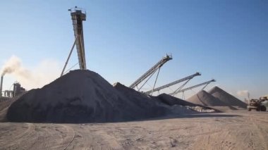 Çakıl çukurundaki taşıma bantları ve makineler. Granit ocağı. Granit özütü. Benimkini aç. Madencilik endüstrisi. Taş ocağı.