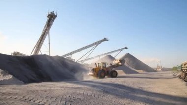 GNIVAN, UKRAINE - 22 Temmuz 2021: çakıl ocağında taşıma bantları ve makineler. Granit ocağı. Granit özütü. Benimkini aç. Madencilik endüstrisi. Taş ocağı..