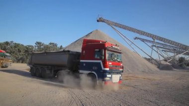 GNIVAN, UKRAINE - 22 Temmuz 2021: çakıl ocağında taşıma bantları ve makineler. Granit ocağı. Granit özütü. Benimkini aç. Madencilik endüstrisi. Taş ocağı..