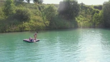 Su basmış taş ocağı bir dinlenme yeri ve bir plaj. Plaj eğlencesi Su basmış bir taş ocağında kumsal. Su basmış bir taş ocağında yapay bir plaj.. 