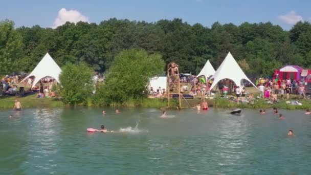 Flooded Quarry Resting Place Beach Beach Entertainment Beach Flooded Quarry — Stock Video