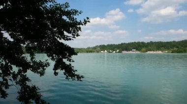 Mavi sulu bir göl. Mavi suyu olan terk edilmiş bir taş ocağında. Su basmış bir taş ocağında kumsal.