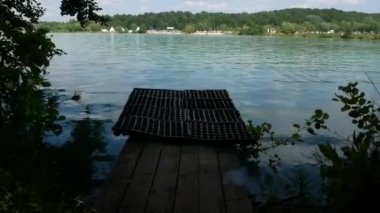 Mavi sulu bir göl. Mavi suyu olan terk edilmiş bir taş ocağında. Su basmış bir taş ocağında kumsal.