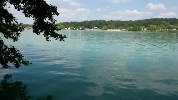 蓝水湖 一个废弃的蓝水采石场里的湖 水淹的采石场上的海滩 — 图库视频影像
