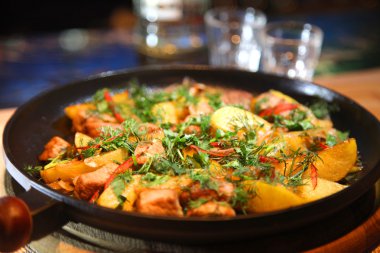 bir tavada etli patates güveç