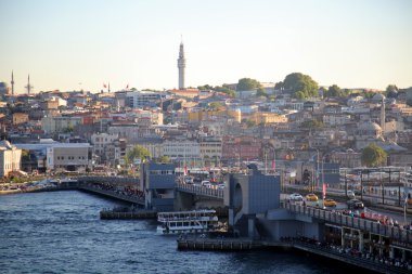 Akşam Istanbul. Galata Köprüsü'nün kez izlendi. Haliç'in bir görünüm. Akşam Istanbul. Türkiye. 2015 - stok görüntü