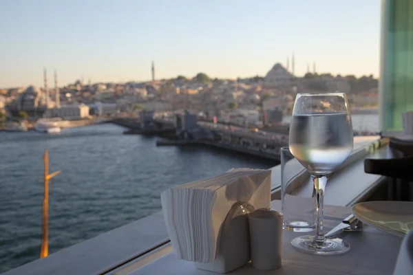 Galata Köprüsü manzaralı restoranda akşam yemeği. Haliç'in bir görünüm. Akşam Istanbul. — Stok fotoğraf