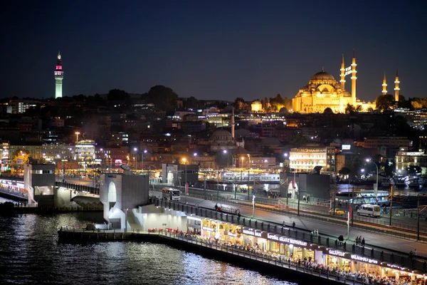 Vue sur le pont de Galata. Bonsoir Istanbul. La Turquie. 2015 - Image en stock — Photo