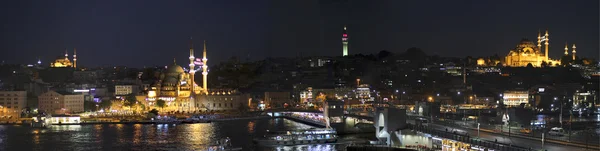 Galata Köprüsü'nün kez izlendi. Haliç'in bir görünüm. Akşam Istanbul. Türkiye. 2015 - stok görüntü — Stok fotoğraf