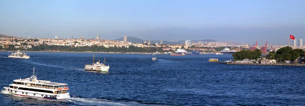 Boğaz kıyısında. Istanbul. Türkiye - hazır Fotoğraflar — Stok fotoğraf