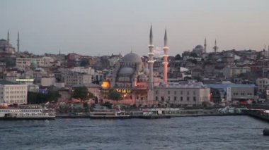 Galata Köprüsü'nün Istanbul, Türkiye, Haziran 26, 2015.Views. Galata Köprüsü'nde Istanbul'da Golden Horn yayılan bir köprüdür. Stok Video